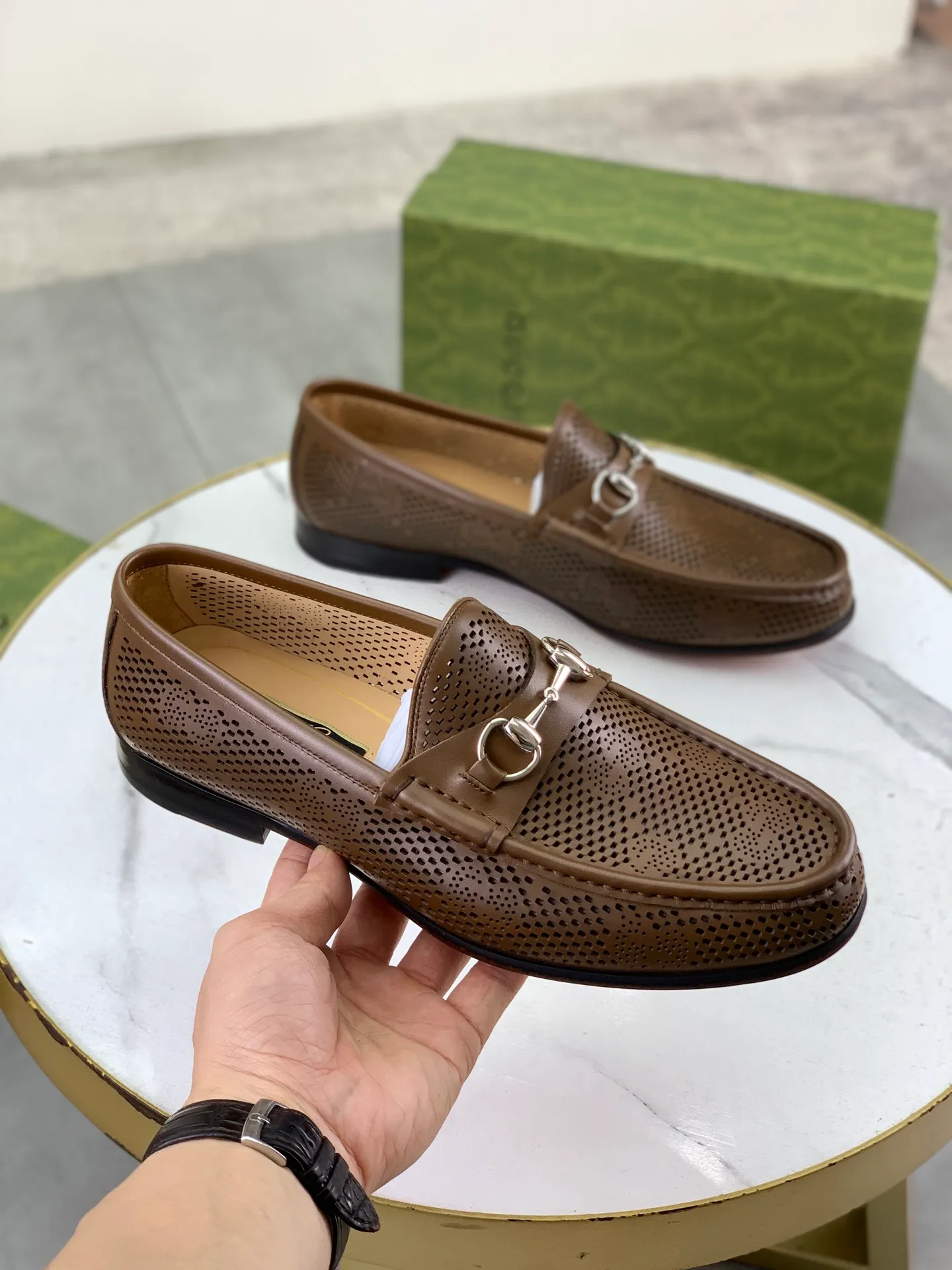 Factory price P980💰💎💎💎Top version (original high-grade genuine leather outsole) Full upper and inner lining cowhide punching design (summer essential) Brand: [GUCCi] Gucci's new business formal casual leather shoes Standard code: Men's size 39–44 (38 45 46 needs to be customized) Grade: Same as the official website Original quality Material: Original calfskin Water-dyed cowhide lining Original genuine leather outsole Style categories: Men's fashion Formal casual leather shoes Slip-on men's shoes series Young fashion European and American trends British style Casual matching Comfortable feet Color: 3️⃣ colors available Actual pictures